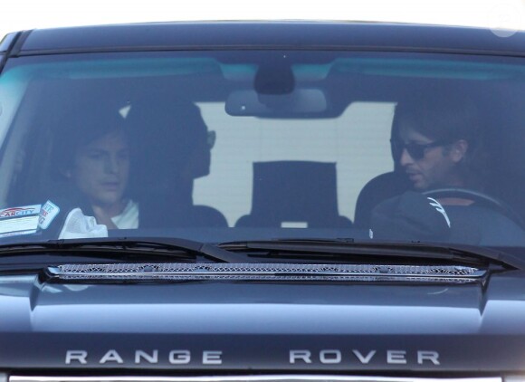 Ashton Kutcher et Mila Kunis tentent de passer incognito à la sortie d'un cinéma à la périphérie de Los Angeles. Le couple est allé voir Batman, The Dark Knight Rises. Le 22 juillet 2012