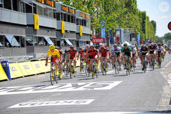 Le tournage de La Grande Boucle le 22 juillet 2012. Il se trouve sur les Champs-Elysées avant que les véritables coureurs du Tour de France n'arrivent.