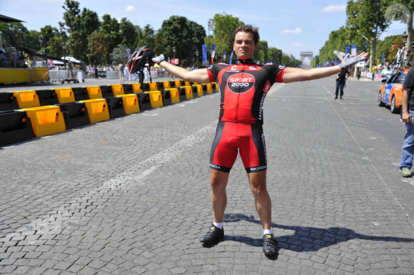 Clovis Cornillac sur le tournage de La Grande Boucle le 22 juillet 2012. Il se trouve sur les Champs-Elysées avant que les véritables coureurs du Tour de France n'arrivent.