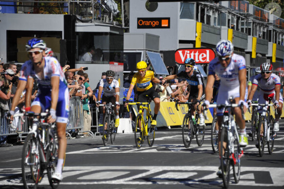 Le sprint final sur les Champs-Elysées pour le Tour de France le 22 juillet 2012