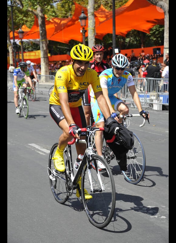 Ary Abittan sur le tournage de La Grande Boucle le 22 juillet 2012. Il se trouve sur les Champs-Elysées avant que les véritables coureurs du Tour de France n'arrivent.