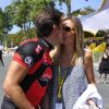 Clovis Cornillac, avec sa compagne Lilou Fogli sur le tournage de La Grande Boucle le 22 juillet 2012. Il se trouve sur les Champs-Elysées avant que les véritables coureurs du Tour de France n'arrivent.