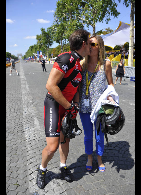 Clovis Cornillac, avec sa compagne Lilou Fogli sur le tournage de La Grande Boucle le 22 juillet 2012. Il se trouve sur les Champs-Elysées avant que les véritables coureurs du Tour de France n'arrivent.