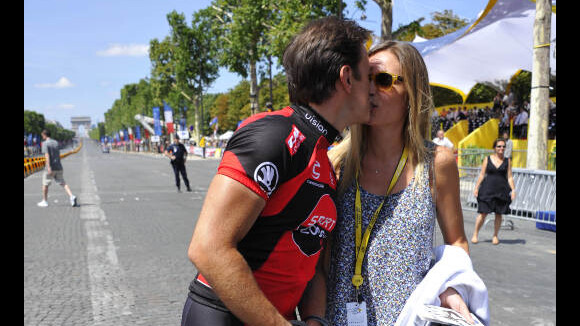 Clovis Cornillac: Récompensé d'un baiser de Lilou Fogli après son Tour de France