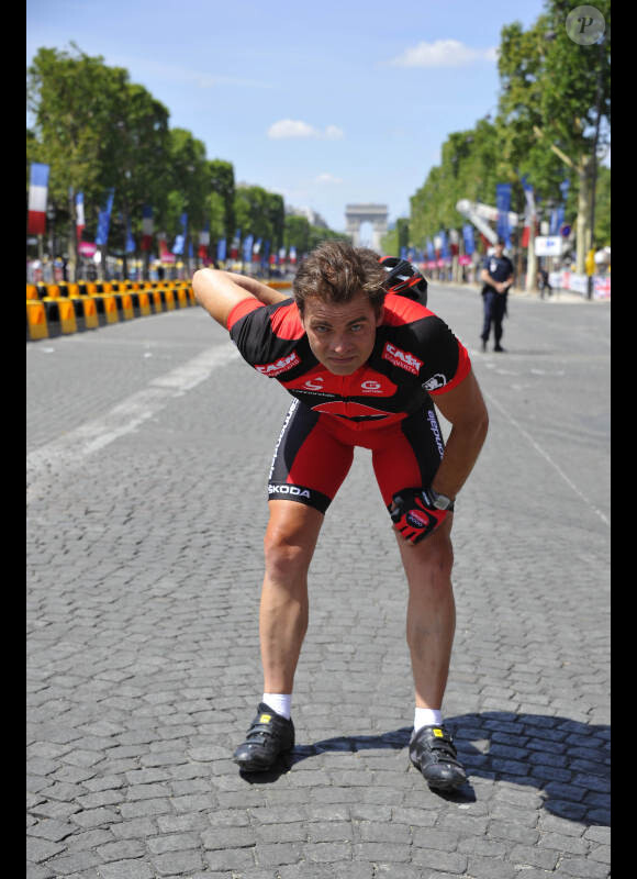 Clovis Cornillac sur le tournage de La Grande Boucle le 22 juillet 2012. Il se trouve sur les Champs-Elysées avant que les véritables coureurs du Tour de France n'arrivent.