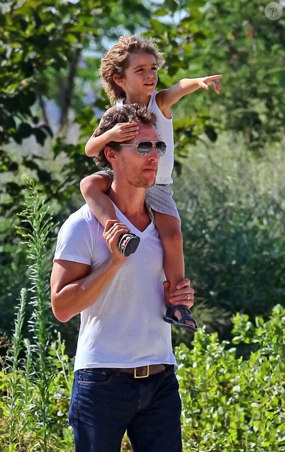 Levi et son papa Matthew McConaughey complices à New York. Le 22 juillet 2012