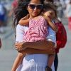 Vida dans les bras de sa maman Camila Alves sur les bords de l'Hudson River à New York. Le 22 juillet 2012