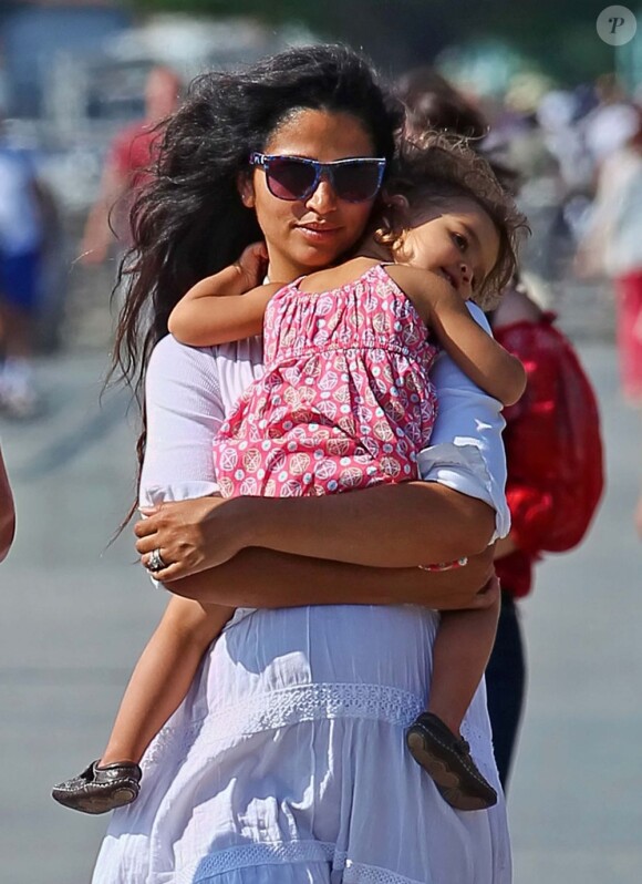 Vida dans les bras de sa maman Camila Alves sur les bords de l'Hudson River à New York. Le 22 juillet 2012