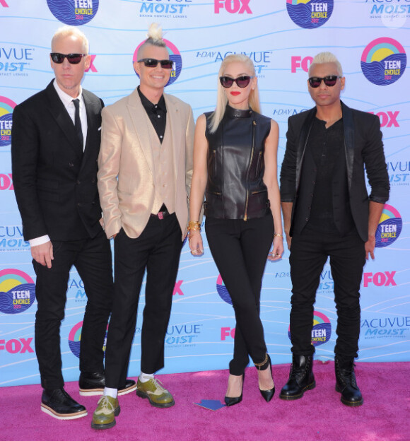 Gwen Stefani pose, en compagnie des autres membres du groupe No Doubt, sur le tapis rouge des Teen Choice Awards 2012, le dimanche 22 juillet 2012 à Universal City.