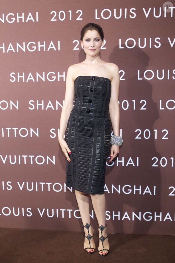 La splendide Laetita Casta arrive au défilé automne-hiver 2012-2013 Louis Vuitton présenté à Shanghai. Juillet 2012