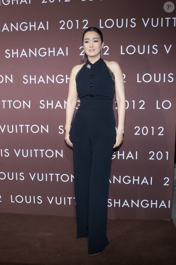 L'actrice Gong Li arrive au défilé automne-hiver 2012-2013 Louis Vuitton présenté à Shanghai. Juillet 2012