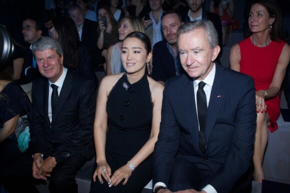 Gong Li au premier rang du défilé Vuitton à Shanghai et entourée de Bernard Arnault et Yves Carcelle