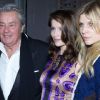 Alain Delon entouré par Marc Jacobs, Laetitia Casta et Clémence Poésy à l'occasion de l'ouverture de la boutique Louis Vuitton à Shanghai