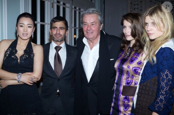 Alain Delon entouré par Marc Jacobs, Laetitia Casta et Clémence Poésy à l'occasion de l'ouverture de la boutique Louis Vuitton à Shanghai