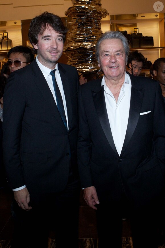Alain Delon et Antoine Arnault à l'ouverture de la boutique Louis Vuitton au Plaza 66 à Shanghai