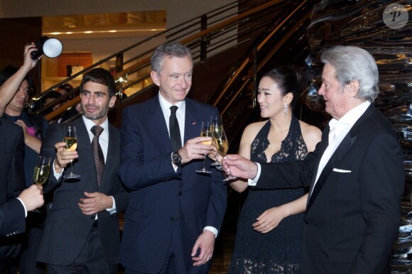 Bernard Arnault, Gong Li et Alain Delon Gong à l'ouverture de la boutique Louis Vuitton au Plaza 66 à Shanghai