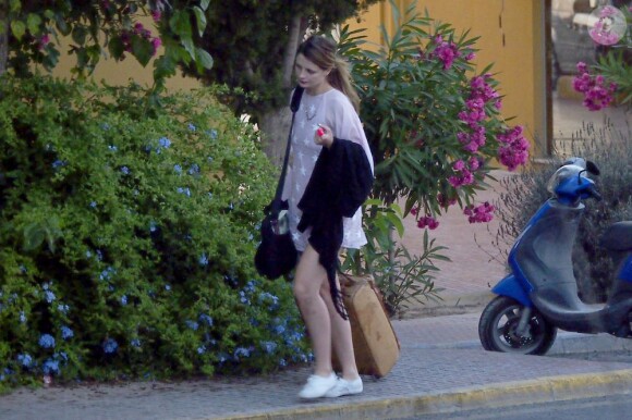 Exclusif : Mischa Barton arrive à Formentera pour se relaxer avec son amoureux pendant les vacances. Le 24 juillet 2012