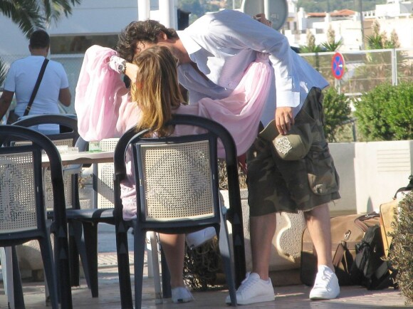 Mischa Barton et son nouveau compagnon ne se quittent plus ! Ici, lors d'un déjeuner chez Burger King à Ibiza. Le 24 juillet 2012