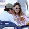 Pause amoureuse pour Mischa Barton lors d'un déjeuner chez Burger King à Ibiza. Le 24 juillet 2012