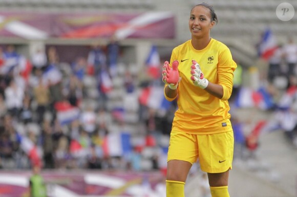 Sarah Bouhaddi lors du match entre la France et le Japon (2-0) le 19 juillet 2012 à Paris
