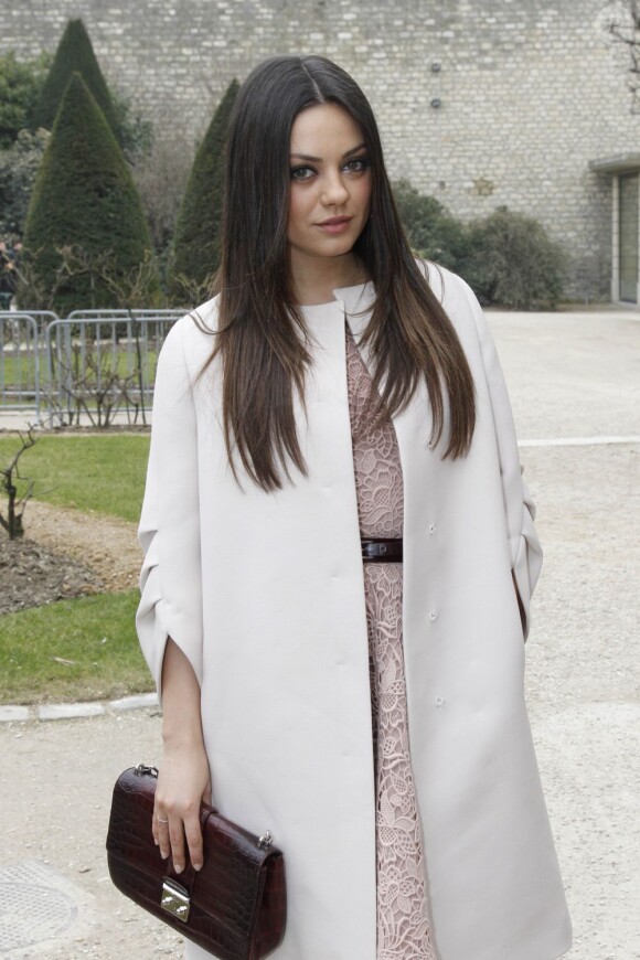 Mila Kunis lors du défilé prêt-à-porter Christian Dior à Paris, le 2 mars 2012.