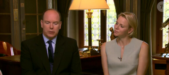 Le prince Albert et la princesse Charlene de Monaco lors de leur interview à l'occasion de leur premier anniversaire de mariage, pour CBS This Morning, au palais princier, en juillet 2012.