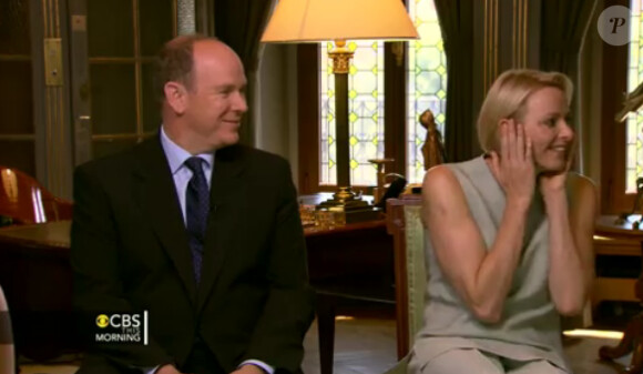 Le prince Albert et la princesse Charlene de Monaco lors de leur interview à l'occasion de leur premier anniversaire de mariage, pour CBS This Morning, au palais princier, en juillet 2012.