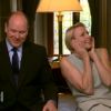Charlene se bouche les oreilles, tout un symbole... Le prince Albert et la princesse Charlene de Monaco lors de leur interview à l'occasion de leur premier anniversaire de mariage, pour CBS This Morning, au palais princier, en juillet 2012.