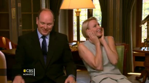 Charlene se bouche les oreilles, tout un symbole... Le prince Albert et la princesse Charlene de Monaco lors de leur interview à l'occasion de leur premier anniversaire de mariage, pour CBS This Morning, au palais princier, en juillet 2012.