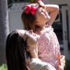 Bain de soleil pour Alessandra Ambrosio et Anja qui profitent d'une après-midi mère/fille au Malibu Country Mart. Malibu, le 25 juillet 2012.