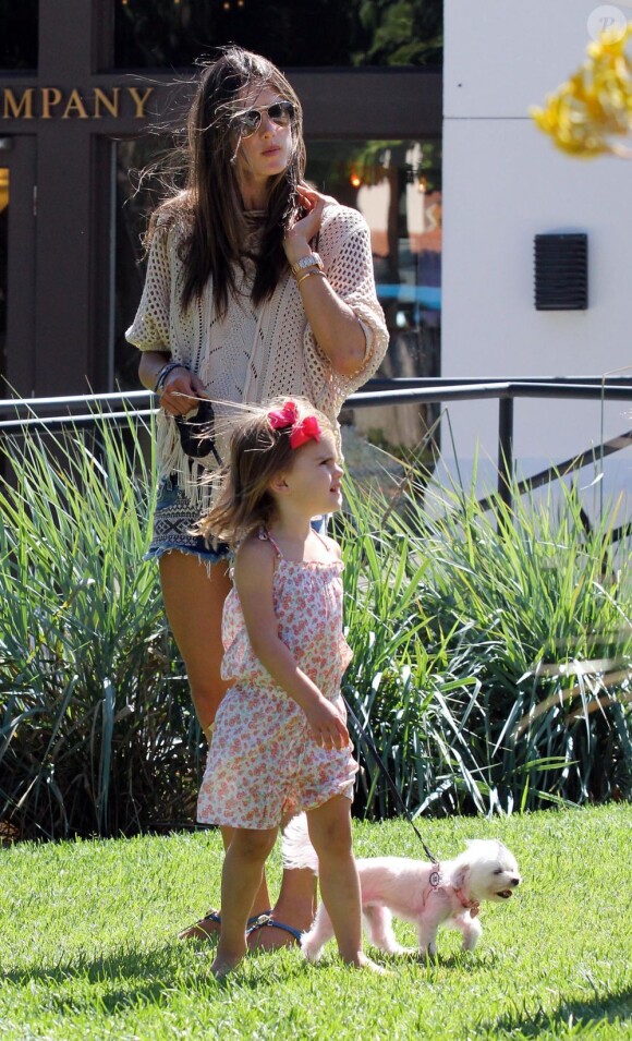 Alessandra Ambrosio et sa fille Anja profitent du soleil au Malibu Country Mart. Malibu, le 25 juillet 2012.