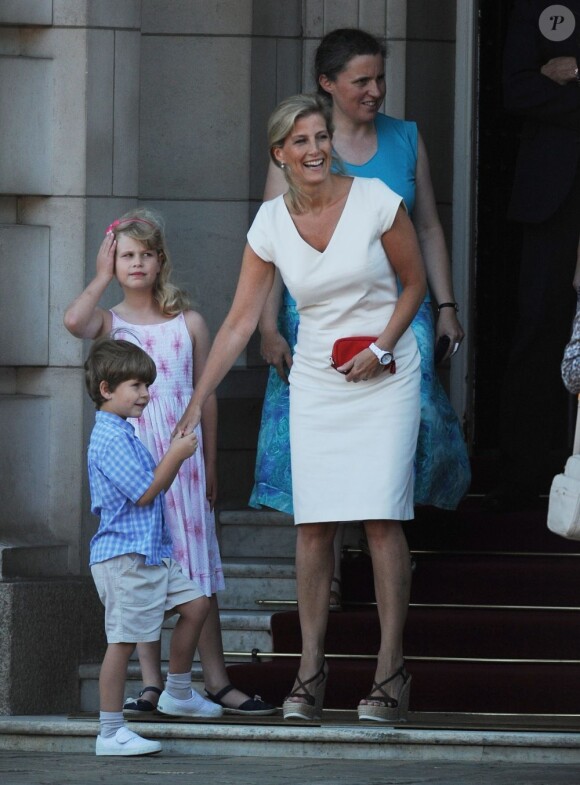 La comtesse Sophie de Wessex et ses enfants James et Louise étaient à Buckingham Palace le 26 juillet 2012 pour le passage du relais de la flamme olympique.