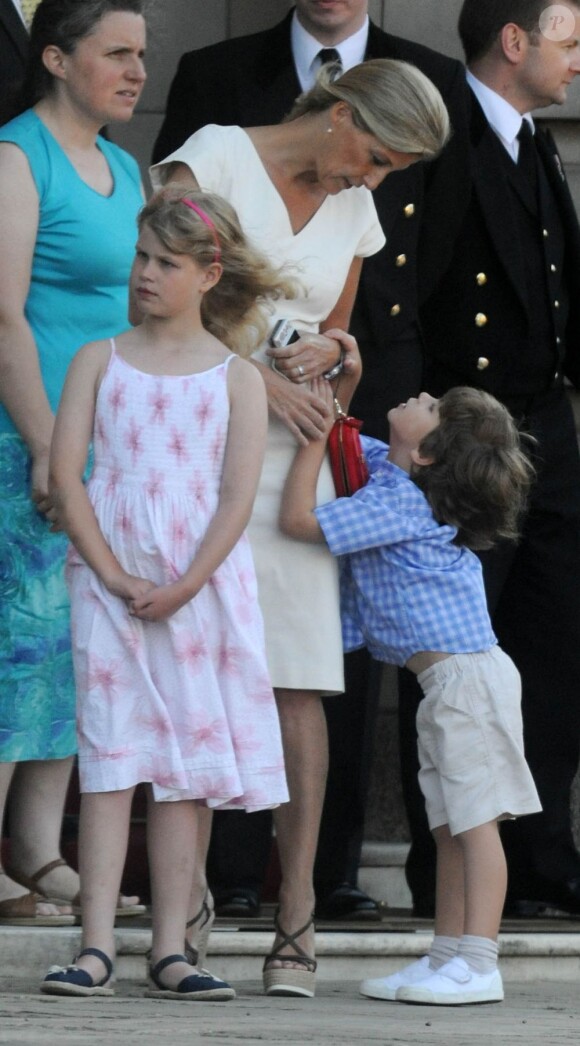 La comtesse Sophie de Wessex et ses enfants James et Louise étaient à Buckingham Palace le 26 juillet 2012 pour le passage du relais de la flamme olympique.