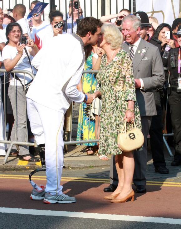 Le prince Charles et Camilla Parker Bowles au passage du relais de la flamme olympique à Tottenham, le 26 juillet 2012.