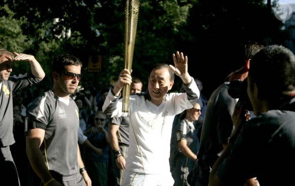 Ban-Ki Moon lors du relais de la torche olympique le 26 juillet 2012 à Londres.