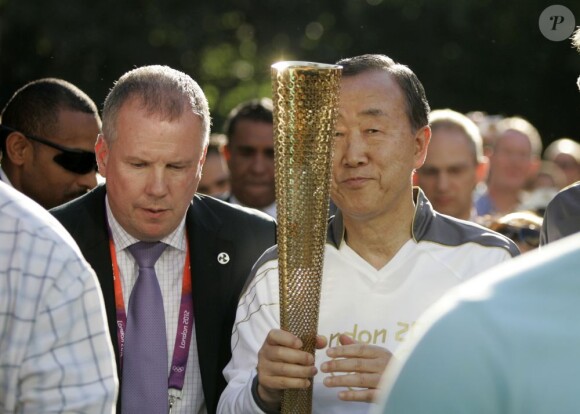 Ban-Ki Moon lors du relais de la torche olympique le 26 juillet 2012 à Londres.