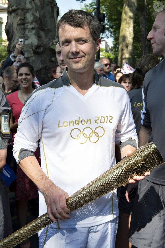 Le prince Frederik de Danemark était l'un des relayeurs de la flamme olympique le 26 juillet 2012.