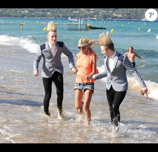 Tara Reid et les frères Jedwards se promènent sur la plage de St-Tropez, le jeudi 26 juillet 2012.