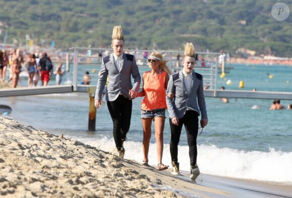 Tara Reid et les frères Jedwards se promènent sur la plage de St-Tropez, le jeudi 26 juillet 2012.