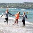 Tara Reid et les frères Jedwards gardent leurs chaussures pour se tremper les pieds dans l'eau, sur la plage de St-Tropez, le jeudi 26 juillet 2012.