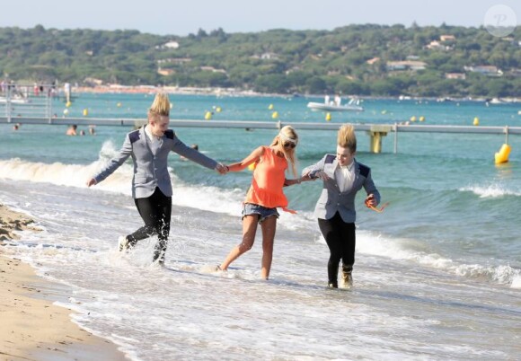 Tara Reid et les frères Jedwards gardent leurs chaussures pour se tremper les pieds dans l'eau, sur la plage de St-Tropez, le jeudi 26 juillet 2012.