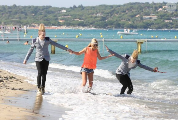 Tara Reid et les frères Jedwards se baignent tout habillés, à St-Tropez, le jeudi 26 juillet 2012.