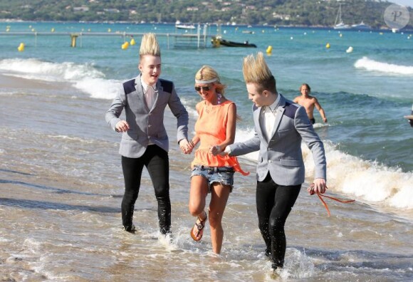 Tara Reid et les frères Jedwards se promènent sur la plage de St-Tropez, le jeudi 26 juillet 2012.