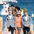 Tara Reid et les frères Jedwards se promènent sur la plage de St-Tropez, le jeudi 26 juillet 2012.