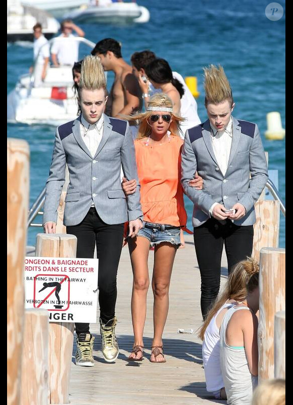 Tara Reid et les frères Jedwards se promènent sur la plage de St-Tropez, le jeudi 26 juillet 2012.