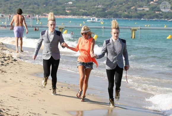 Tara Reid et les frères Jedwards se promènent sur la plage de St-Tropez, le jeudi 26 juillet 2012.