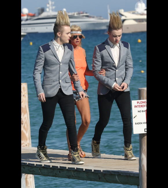 Tara Reid et les frères Jedwards, en pleine balade, sur la plage de St-Tropez, le jeudi 26 juillet 2012.