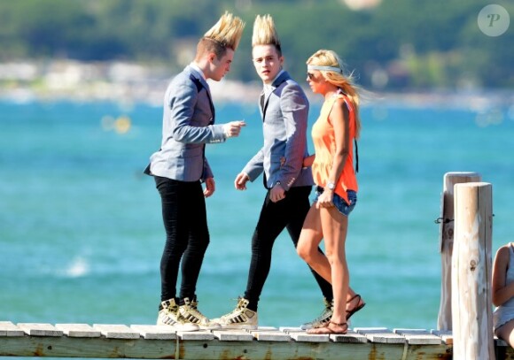 Tara Reid et les frères Jedwards, en pleine balade, sur la plage de St-Tropez, le jeudi 26 juillet 2012.