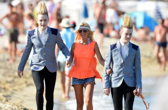 Tara Reid et les frères Jedwards, en pleine balade, sur la plage de St-Tropez, le jeudi 26 juillet 2012.