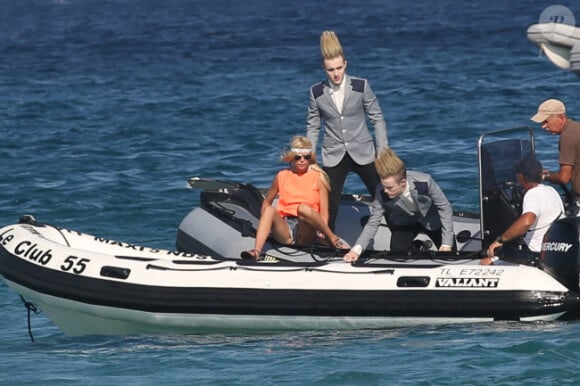 Tara Reid et les frères Jedwards embarquent à bord d'un bateau pneumatique, à St-Tropez, le jeudi 26 juillet 2012.
